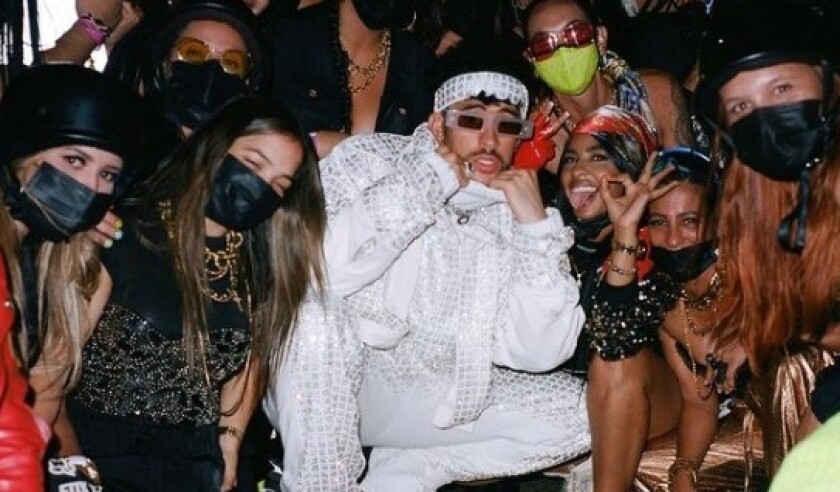Bad Bunn en una foto reciente al lado de sus fans.