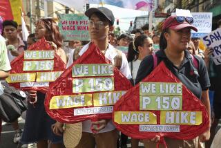 Trabajadores filipinos llevan carteles durante una protesta por el Día del Trabajo cerca del palacio presidencial, en Manila, Filipinas, el miércoles 1 de mayo de 2024. Trabajadores, activistas y otras personas celebraron el Primero de Mayo en varias capitales de Asia con desfiles y marchas para pedir mejores condiciones de trabajo y más derechos laborales. (AP Foto/Basilio Sepe)