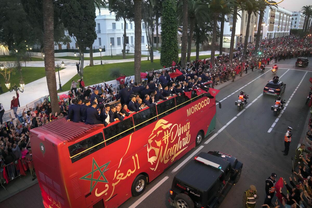 Los seleccionados de Marruecos recorren en autobús el centro de Rabat