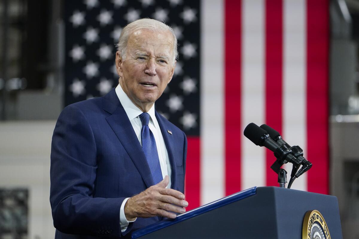 El presidente Joe Biden habla ante una audiencia del Volvo Group Powertrain Operations