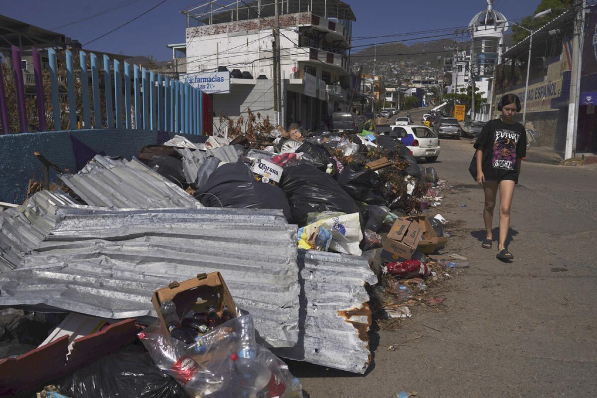 ARCHIVO - Un residente camina entre los escombros
