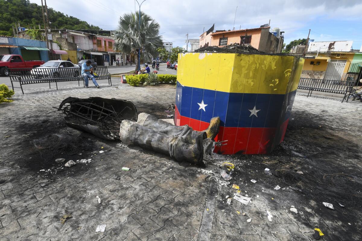Una estatua destruida del fallecido presidente venezolano Hugo Chávez 