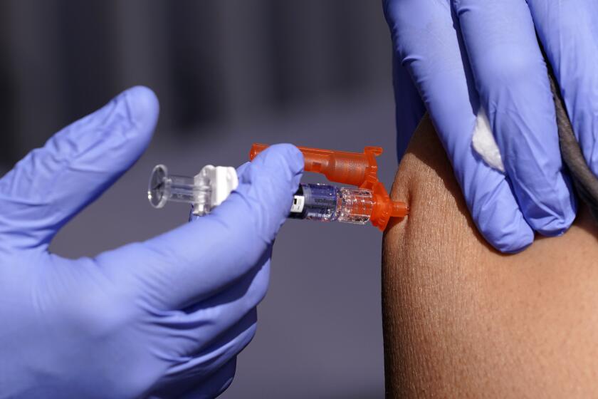 ARCHIVO - Un paciente recibe la vacuna contra la gripe el 28 de octubre de 2022, en Lynwood, California (AP Foto/Mark J. Terrill, Archivo)