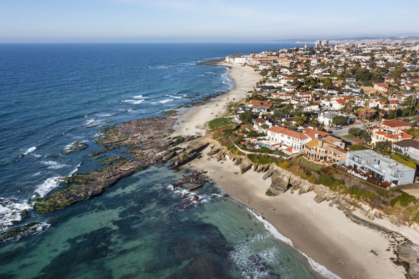 San Diego CA - December 21: Extreme variations in tides known as King Tides will peak this weekend. High tides will be in the mornings and negative tides with will be in the afternnoons. Here, the low tide is shown in La Jolla on Wednesday, December 21, 2022. (K.C. Alfred / The San Diego Union-Tribune)