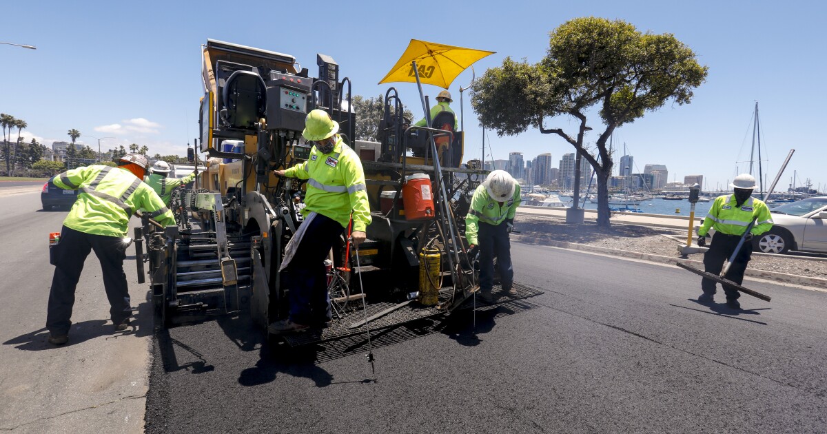La equidad del vecindario y la resiliencia climática se convertirán en los principales criterios para priorizar las reparaciones de carreteras de San Diego La equidad del vecindario y la resiliencia climática se convertirán en los principales criterios para priorizar las reparaciones de carreteras de San Diego