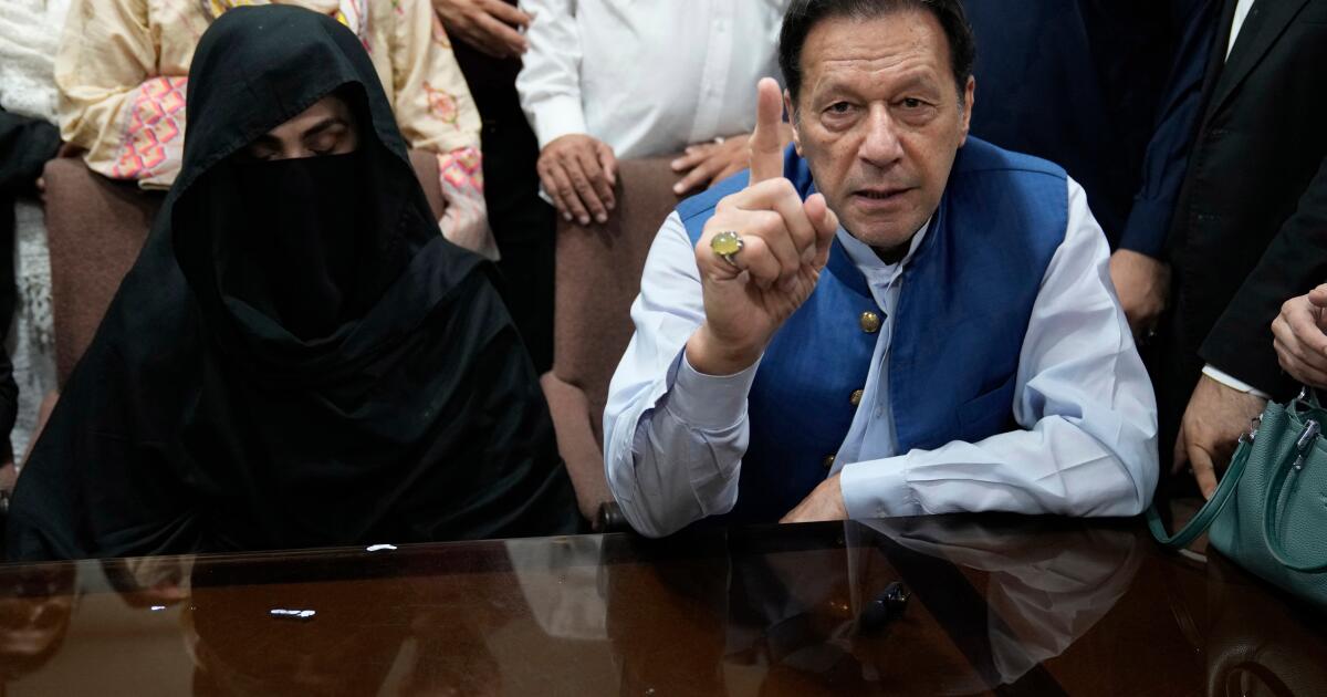 Um tribunal paquistanês condenou o ex-primeiro-ministro Imran Khan e sua esposa a 17 anos de prisão em um caso de corrupção Um tribunal paquistanês condenou o ex-primeiro-ministro Imran Khan e sua esposa a 17 anos de prisão em um caso de corrupção