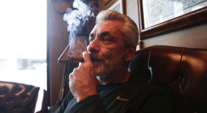 Rigo Fernández en su Buena Vista Cigar Club, en Beverly Hills. En el marco de una nueva ley, únicamente las tres salas de cigarros reconocidas de la ciudad podrán seguir vendiendo productos de tabaco. (Mario Tama / Getty Images).