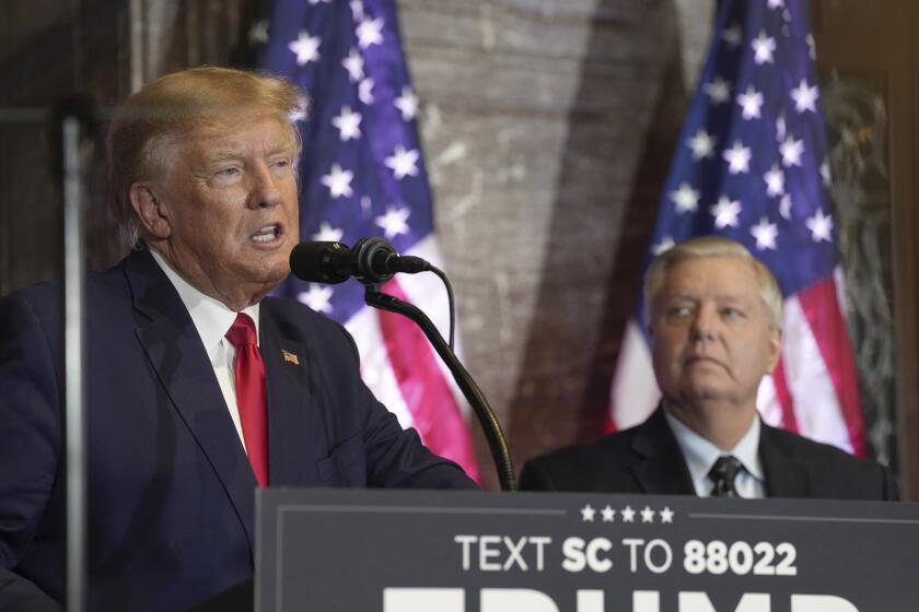ARCHIVO - El expresidente Donald Trump, a la izquierda, habla en un acto de campaa mientras el senador republicano Lindsey Graham lo observa el 28 de enero de 2023, en Columbia, Carolina del Sur. (AP Foto/Meg Kinnard, Archivo)
