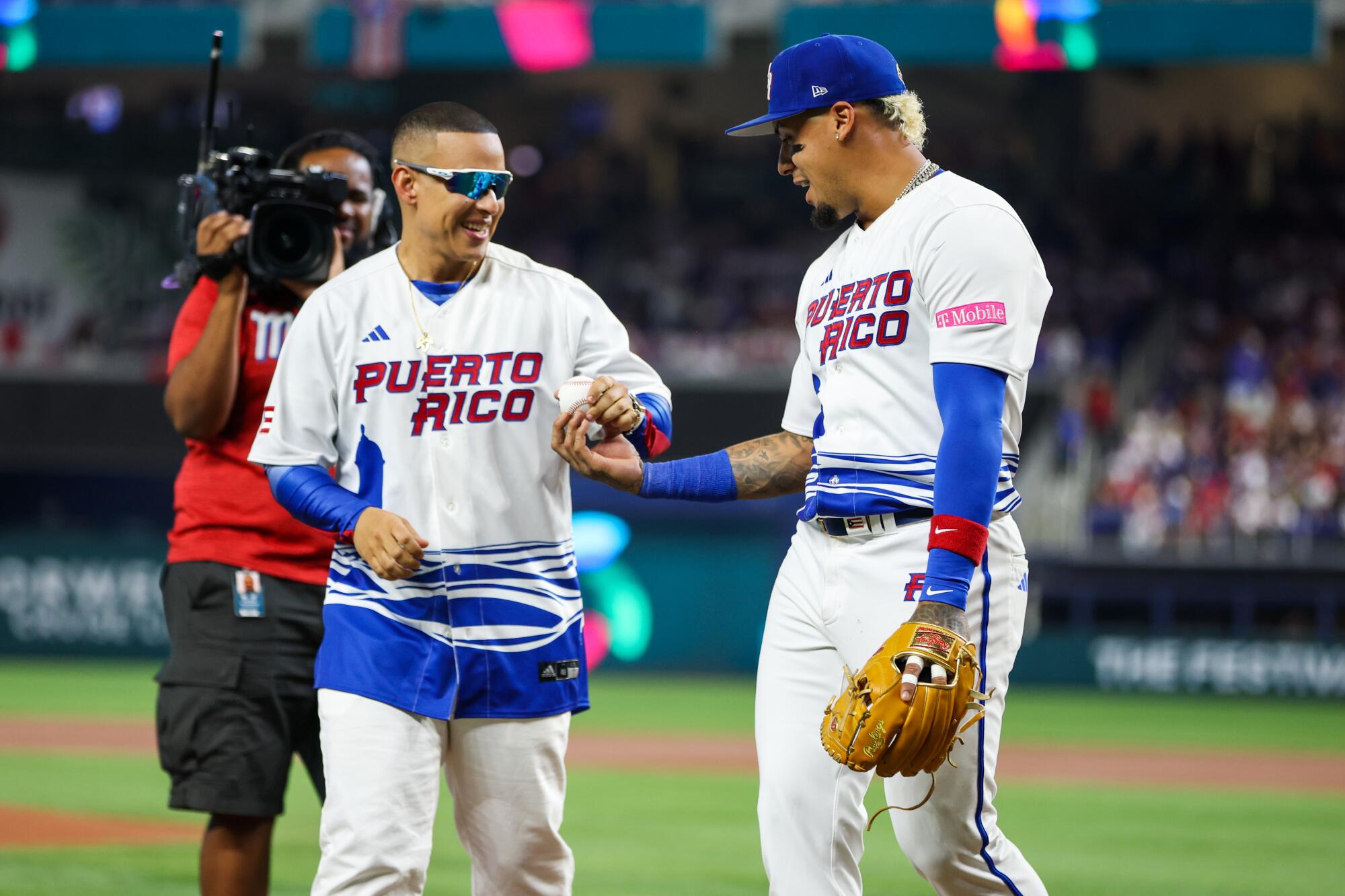 Ednel Javier Báez, conocido como "El Mago", comparte con Daddy Yankee en el campo de juego.