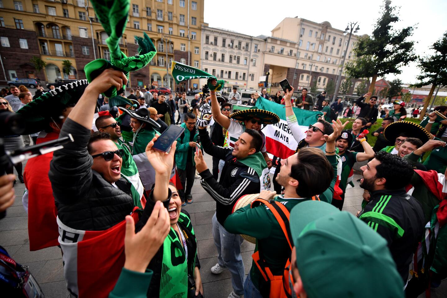 La afición mexicana armó su fiesta en Moscú apenas llegar a suelo mundialista.