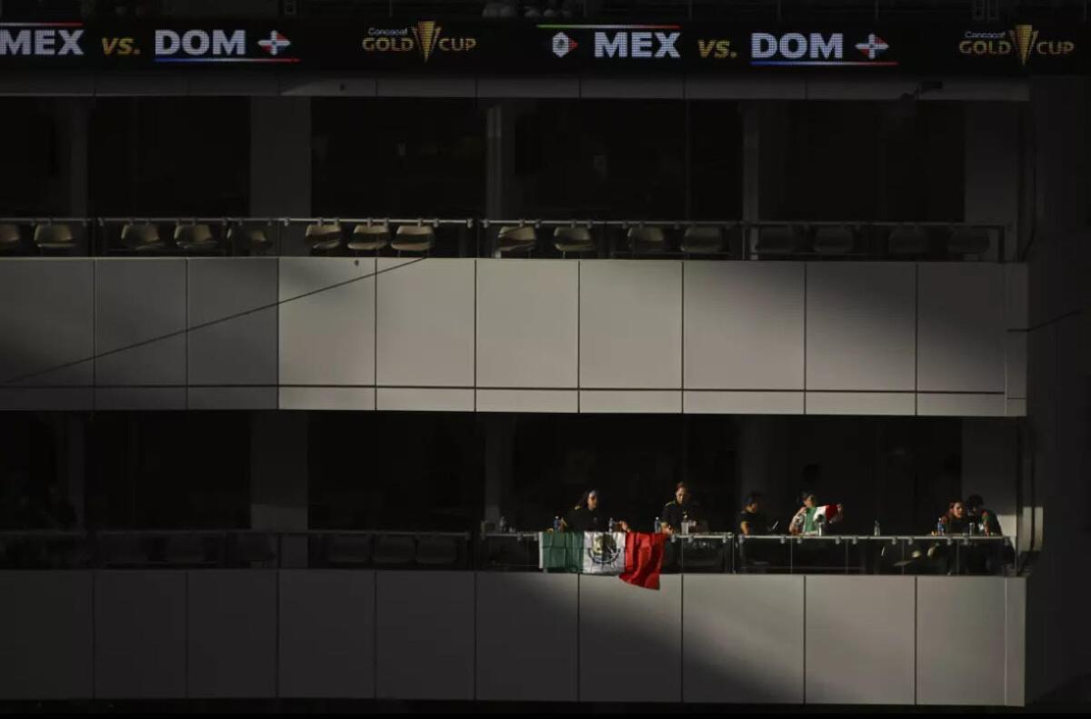 Los fanáticos llegan temprano al estadio SoFi el sábado para el partido de la 