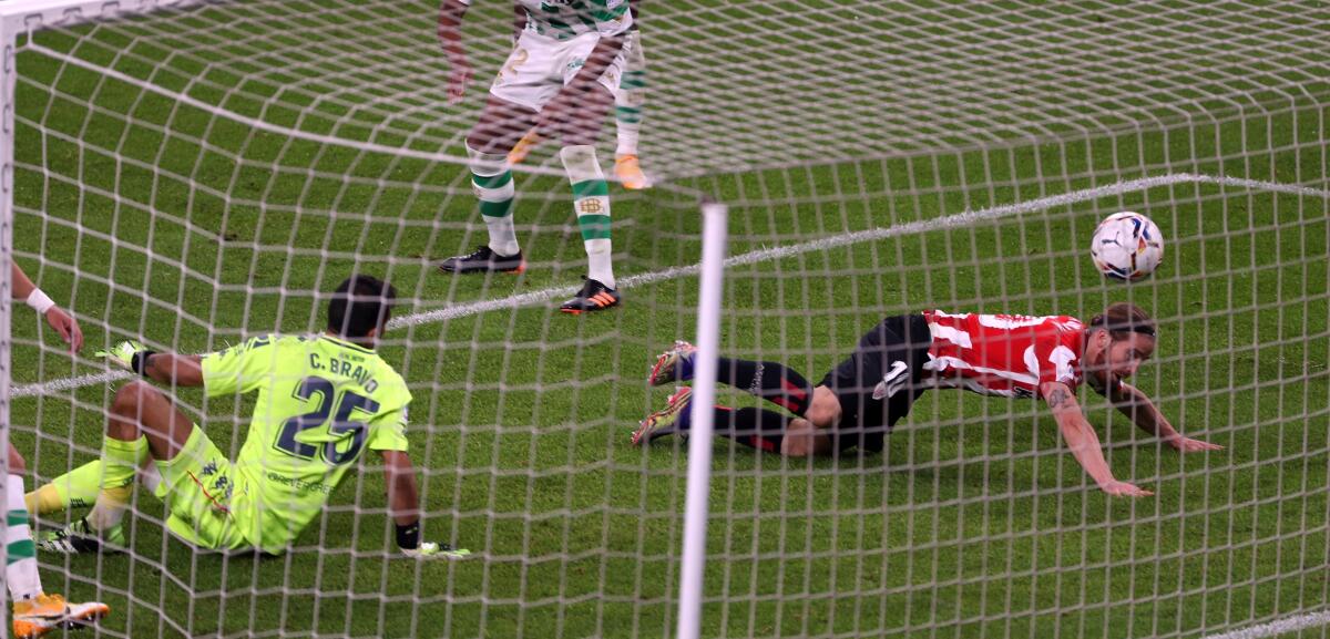 El delantero del Athletic de Bilbao, Iker Muniain (d)