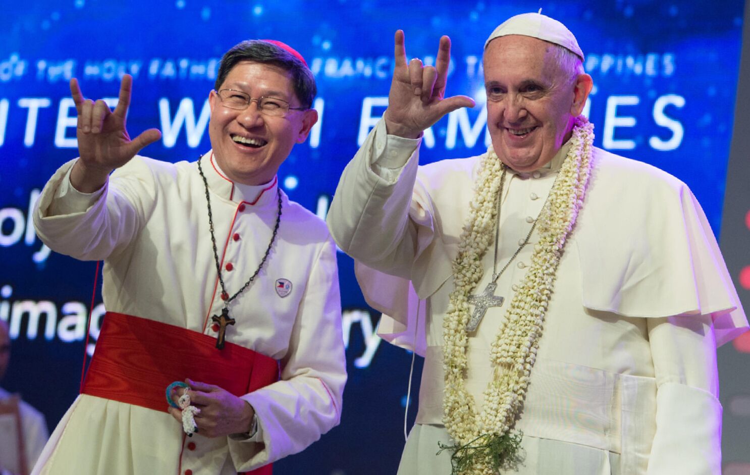 Metal pope? Francis flashes familiar hand signs in Philippines - Los Angeles Times