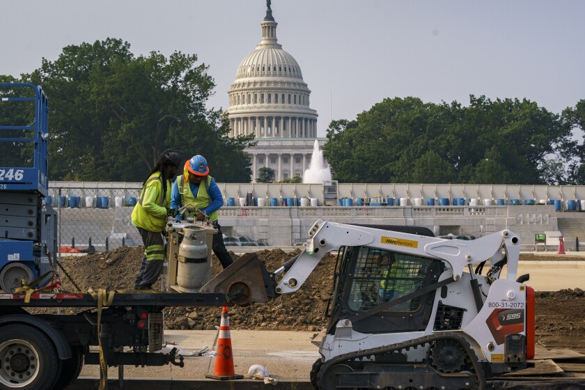 Trabajadores arreglan un parque cerca del Capitolio en Washington, el miércoles 21 de julio de 2021. (AP Foto/J. Scott Applewhite)