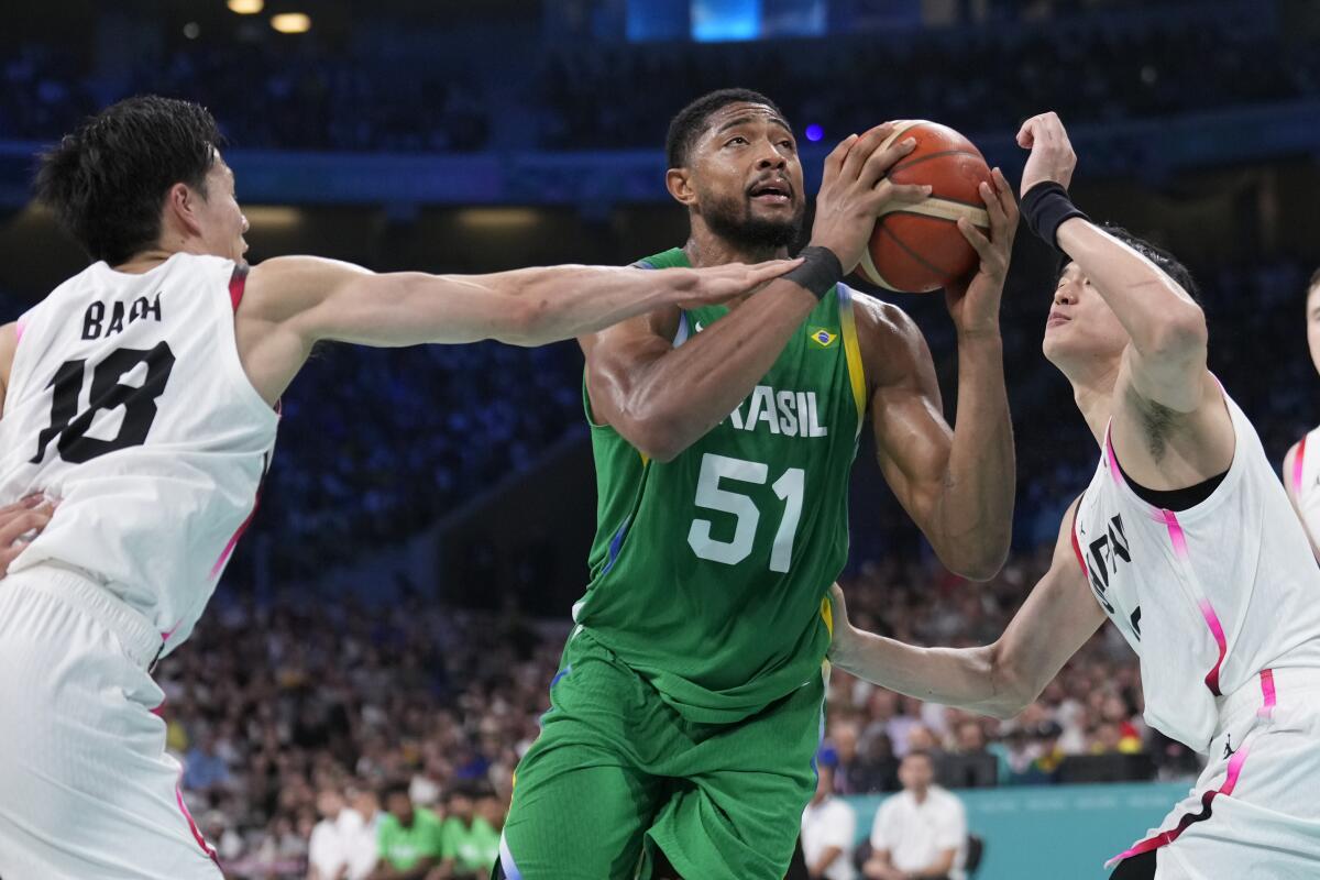 El brasileño Bruno Caboclo se abre espacio entre los japoneses Yudai Baba 