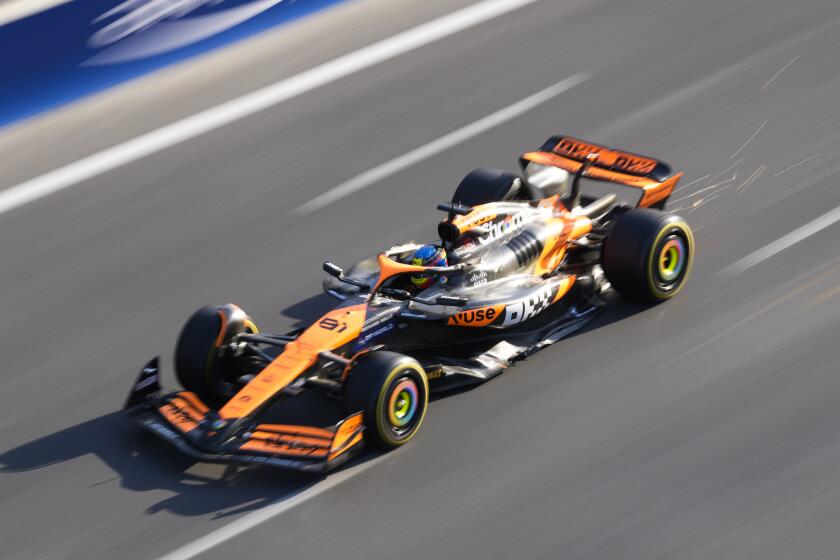 El McLaren de Oscar Piastri en acción durante las prácticas del Gran Premio de Azerbaiyán, el viernes 13 de septiembre de 2024, en Bakú. (AP Foto/Sergei Grits)