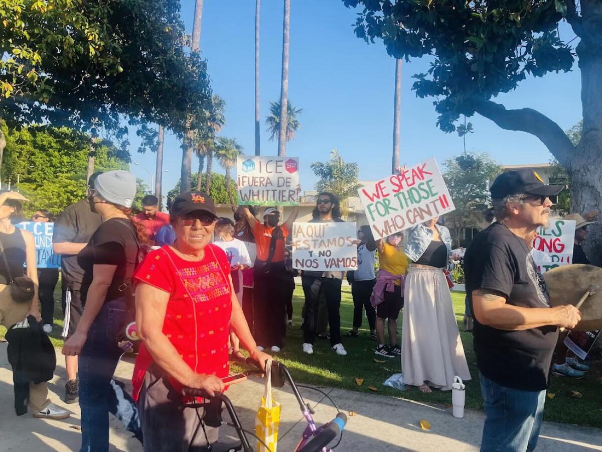Residentes de Whittier se reunen afuera del ayuntamiento para pedir un alto a las redadas.