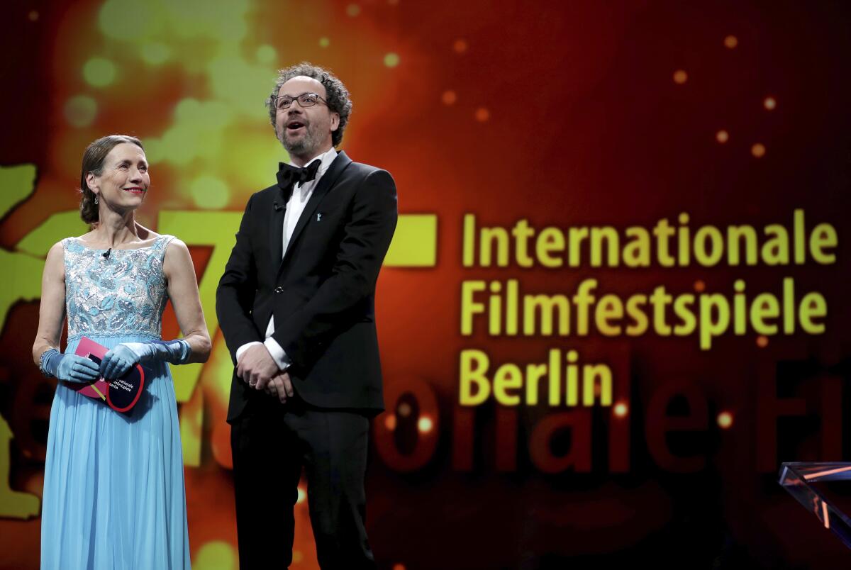 los directores de la Berlinale Mariette Rissenbeek, a la izquierda, y Carlo Chatrian 