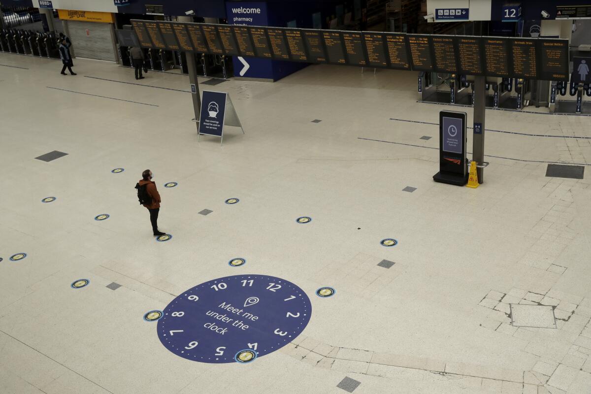 Marcas de distanciamiento social en el piso en la estación de trenes de Waterloo, en Londres