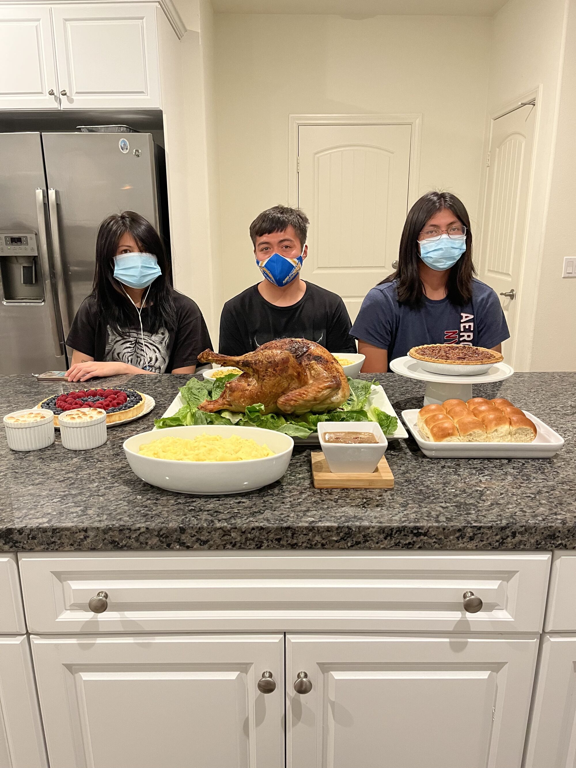 Les enfants de Giancarlo Santos se masquent pour Thanksgiving dans la maison familiale de Chino.