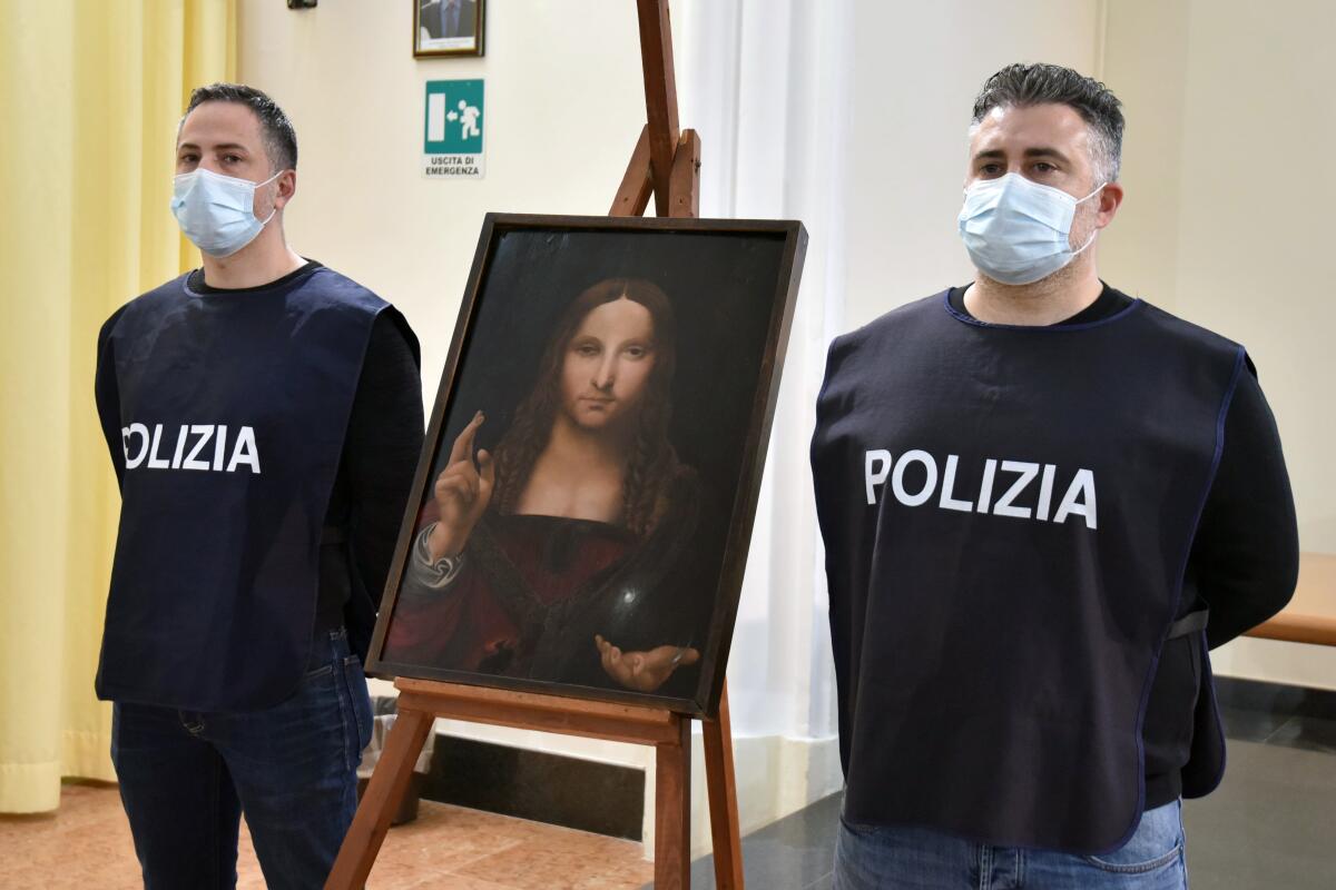 Los policías italianos están junto a una copia del "Salvator Mundi" (salvador del mundo) de Leonardo da Vinci.