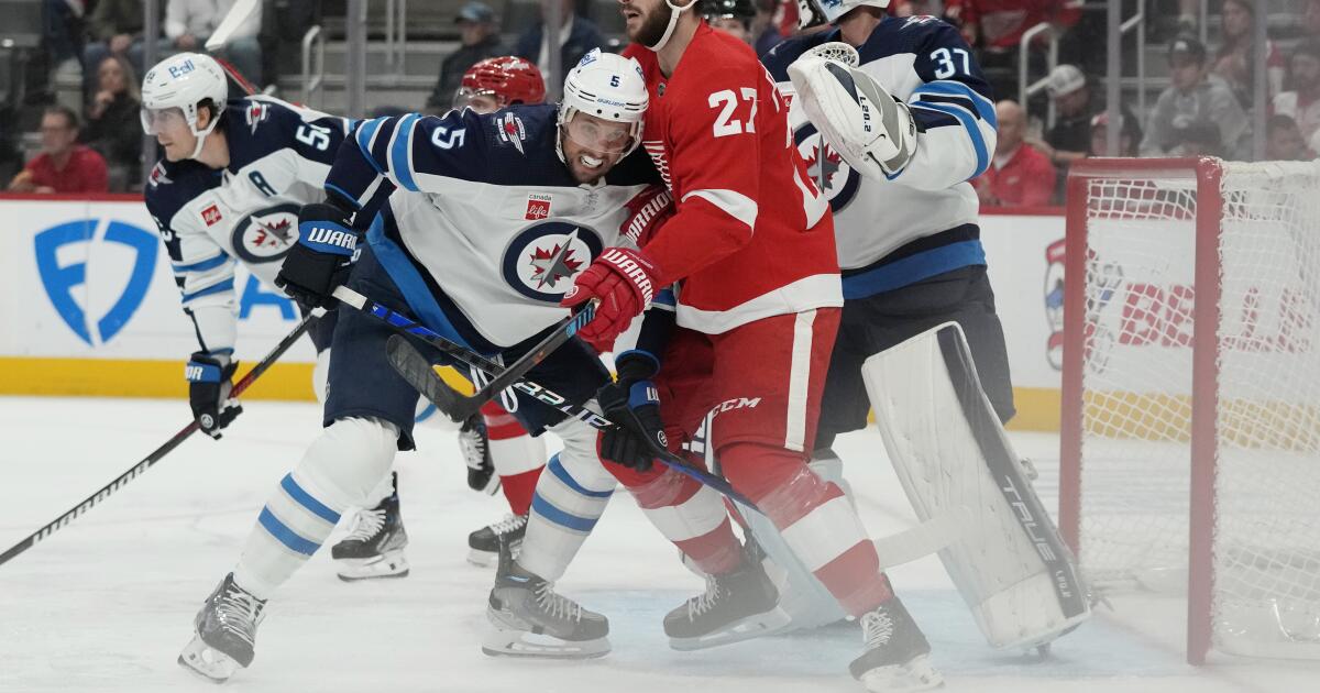 Connor Hellebuyck makes 35 saves, leading the Jets to a 4-1 win over the Red Wings
