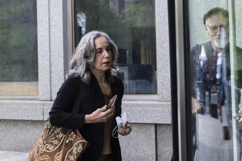 La psicóloga Leslie Lebowitz llega a una corte federal en Nueva York, con motivo de un juicio contra el exmandatario Donald Trump, el miércoles 3 de mayo de 2023. (AP Foto/Stefan Jeremiah)