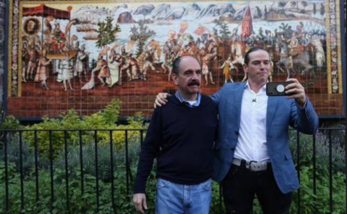 Federico Acosta (i), descendiente de Moctezuma y Ascanio Pignatelli (d), descendiente de Hernán Cortes, se toman una fotografía este viernes, durante una rueda de prensa en Ciudad de México (México). EFE/Sáshenka Gutiérrez