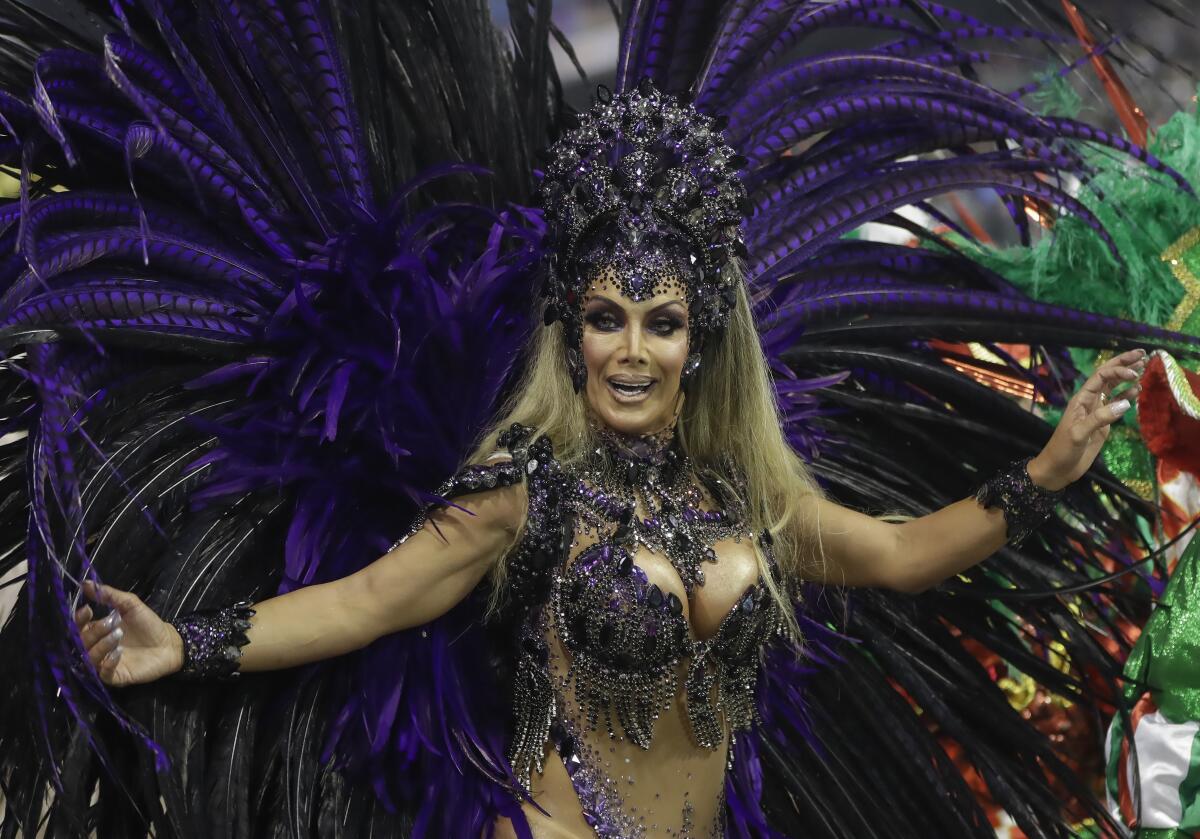 La bailarina transgénero Camila Prins, madrina de la sección de tambores de la escuela de samba Colorado do Brás, baila en Sambódromo, en Sao Paulo, Brasil, el 22 de febrero de 2020. (AP Foto/Andre Penner)