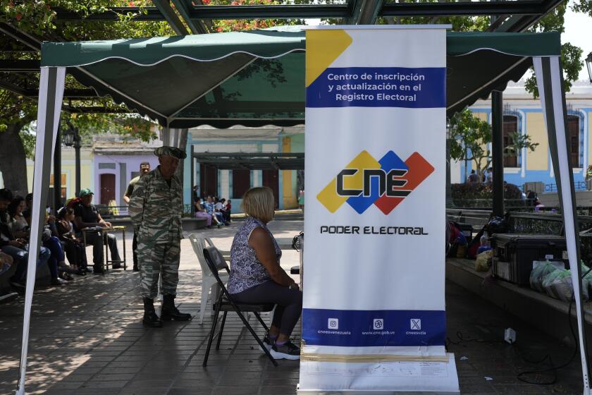 Una persona se registra para votar en las elecciones presidenciales en Caracas, Venezuela, el martes 16 de abril de 2024. Los votantes acudirán a las urnas el 28 de julio. (AP Foto/Ariana Cubillos, Archivo)