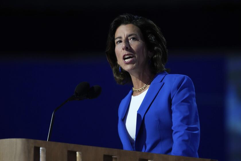 La secretaria de Comercio de Estados Unidos, Gina Raimondo, en la Convención Nacional Demócrata en Chicago el 19 de agosto del 2024. (Foto AP/Paul Sancya)