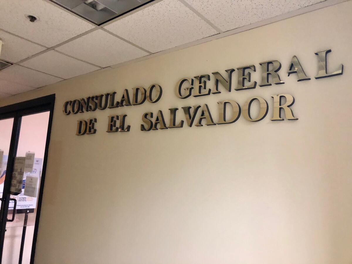 La sede del consulado de El Salvador en Los Ángeles permanece cerrado desde el 16 de marzo.