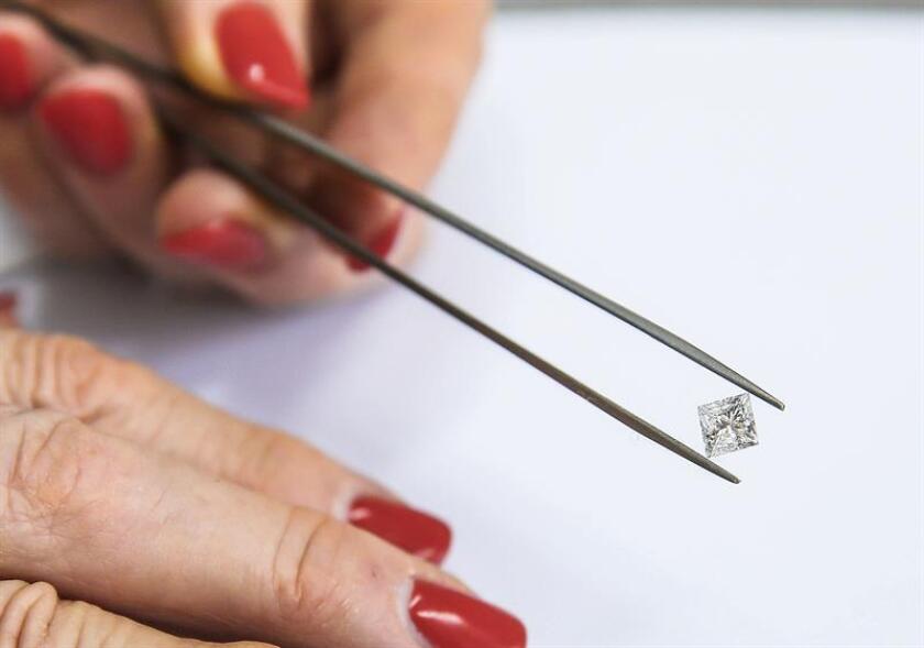 Investigadores de la Universidad de Princeton (Nueva Jersey) han usado diamantes sintéticos para crear una red de comunicación cuántica, la forma de más segura de contactar con alguien, según un estudio publicado hoy por la revista especializada Science. EFE/ARCHIVO