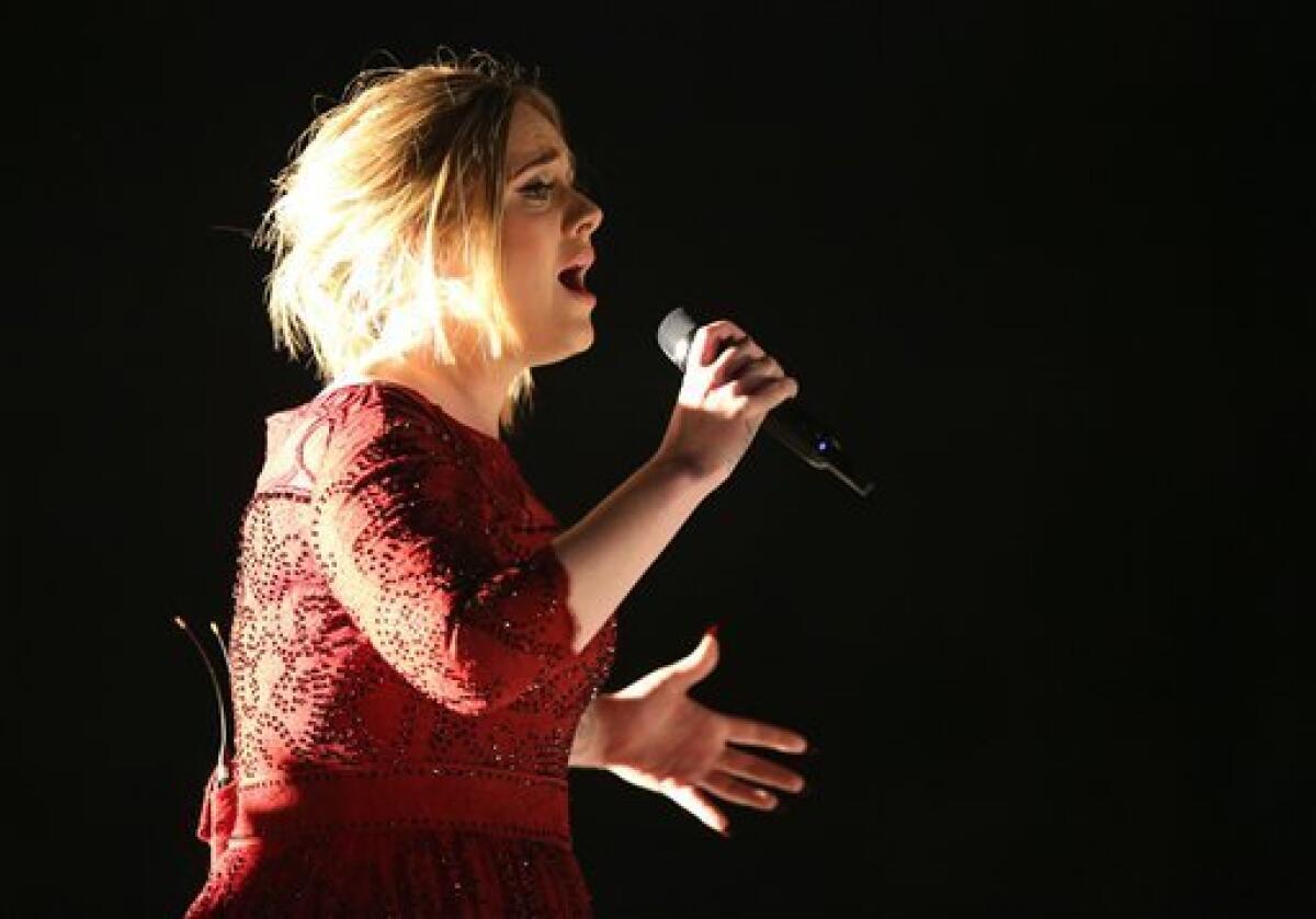 En esta foto del 15 de febrero del 2016, Adele canta en la 58va entrega anual de los premios Grammy en Los Angeles. Un video publicado por un admirador en Twitter el 29 de mayo del 2016 muestra a la cantante regañando a una espectadora en un concierto por filmarla. (Foto por Matt Sayles/Invision/AP, Archivo)