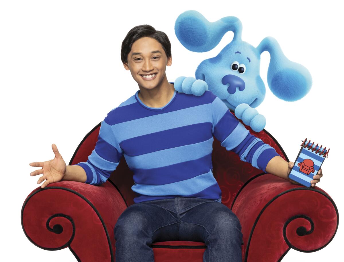 En esta imagen sin fecha difundida por Nickelodeon, Joshua Dela Cruz, conductor del programa "Blue's Clues & You! 