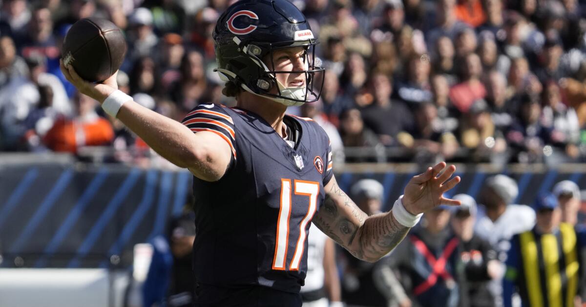 Chicago Bears game grades: Tyson Bagent's first day produces a gold star -  CHGO Sports