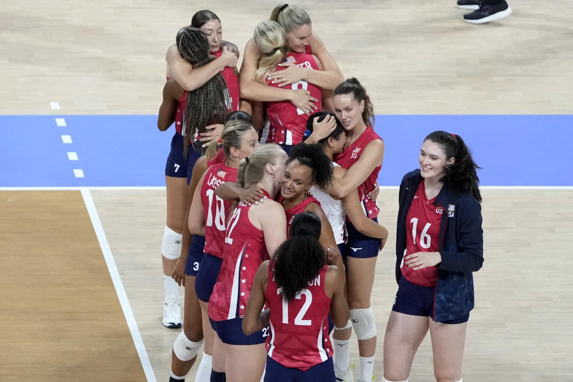 Team USA stand together after losing the gold medal women's volleyball match.