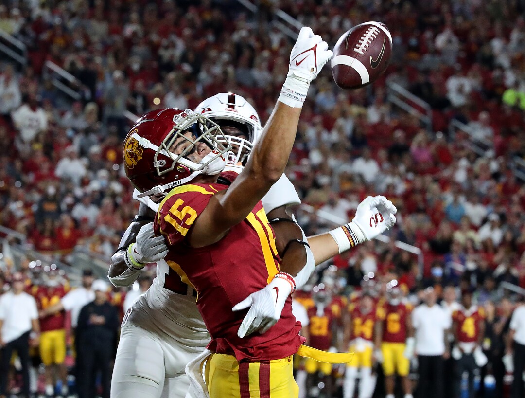 O recebedor do USC, Drake London, não consegue segurar a bola na defesa do cornerback de Stanford, Kyu Blu Kelly, no segundo quarto