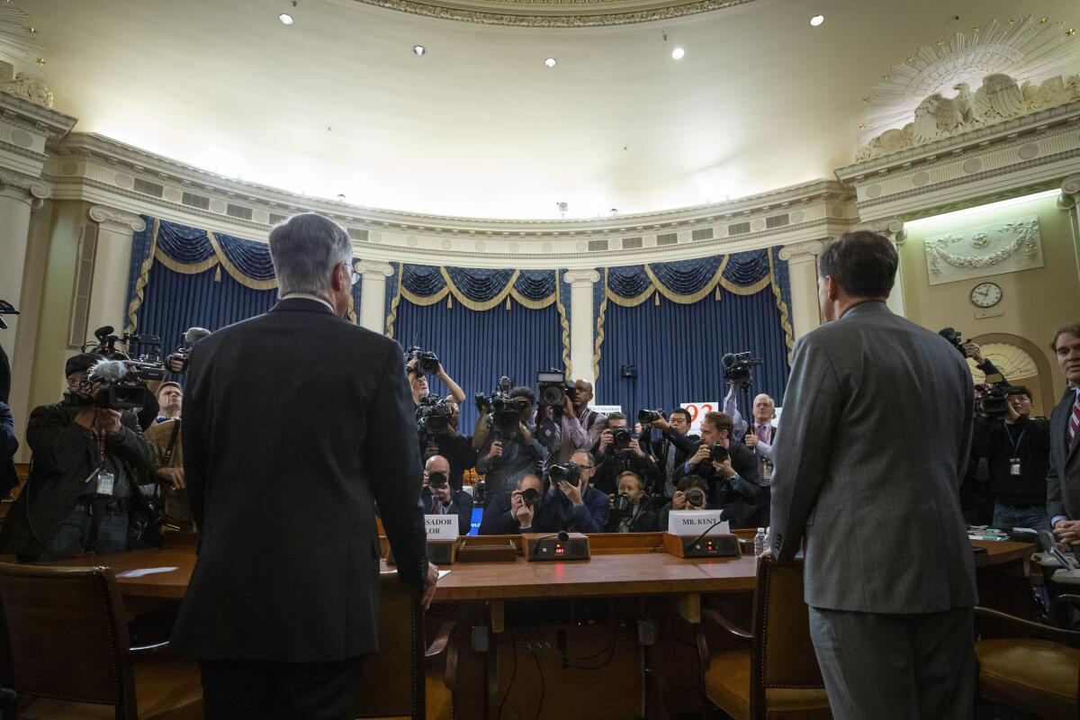 El principal diplomático de Estados Unidos en Ucrania, William Taylor (izquierda), y el funcionario del servicio exterior George Kent, testifican durante una audiencia pública del proceso de juicio político contra el presidente Donald Trump en el Capitolio, el miércoles 13 de noviembre de 2019. (AP Foto/Alex Brandon)