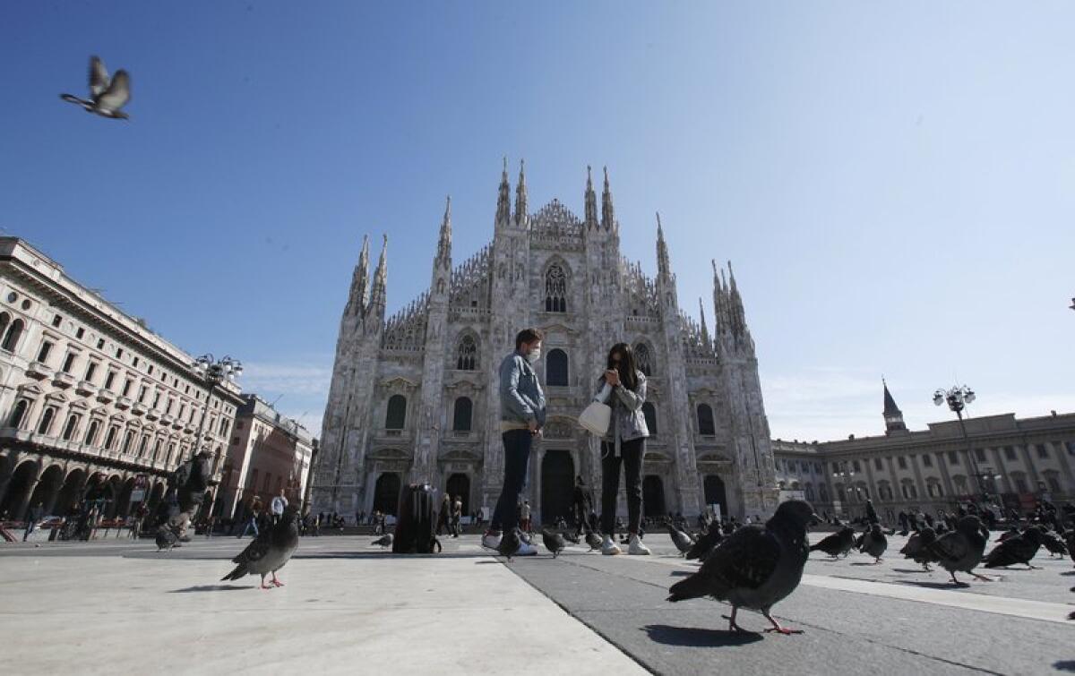 Unos turistas visitan la Plaza Duomo de Milán, Italia. El gobierno italiano ha ordenado el cierre de todas las actividades.