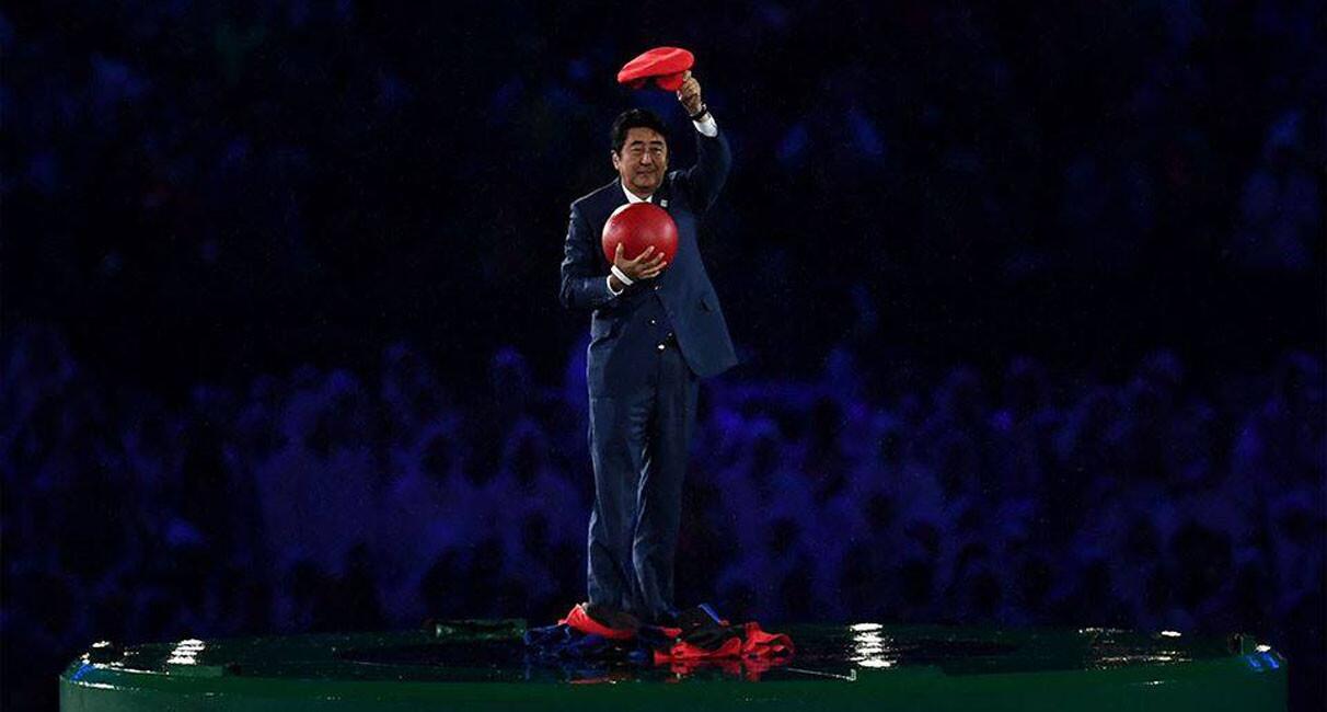 El primer ministro de Japón, Shinzo Abe, se presentó en la clausura de Río 2016 como el icónico personaje de videojuegos de Nintendo, 'Super Mario', para mostrar los planes de Tokio 2020.