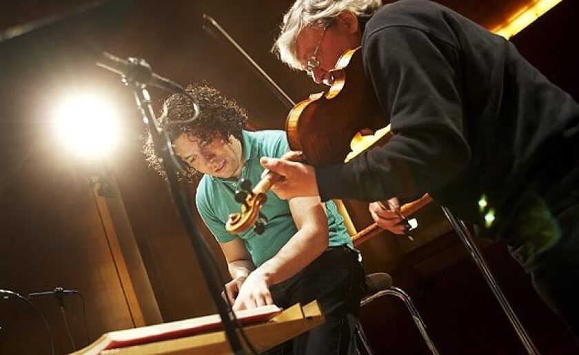 El venezolano Gustavo Dudamel (izq.) formará parte de esta propuesta virtual de la Filarmónica de Los Ángeles.
