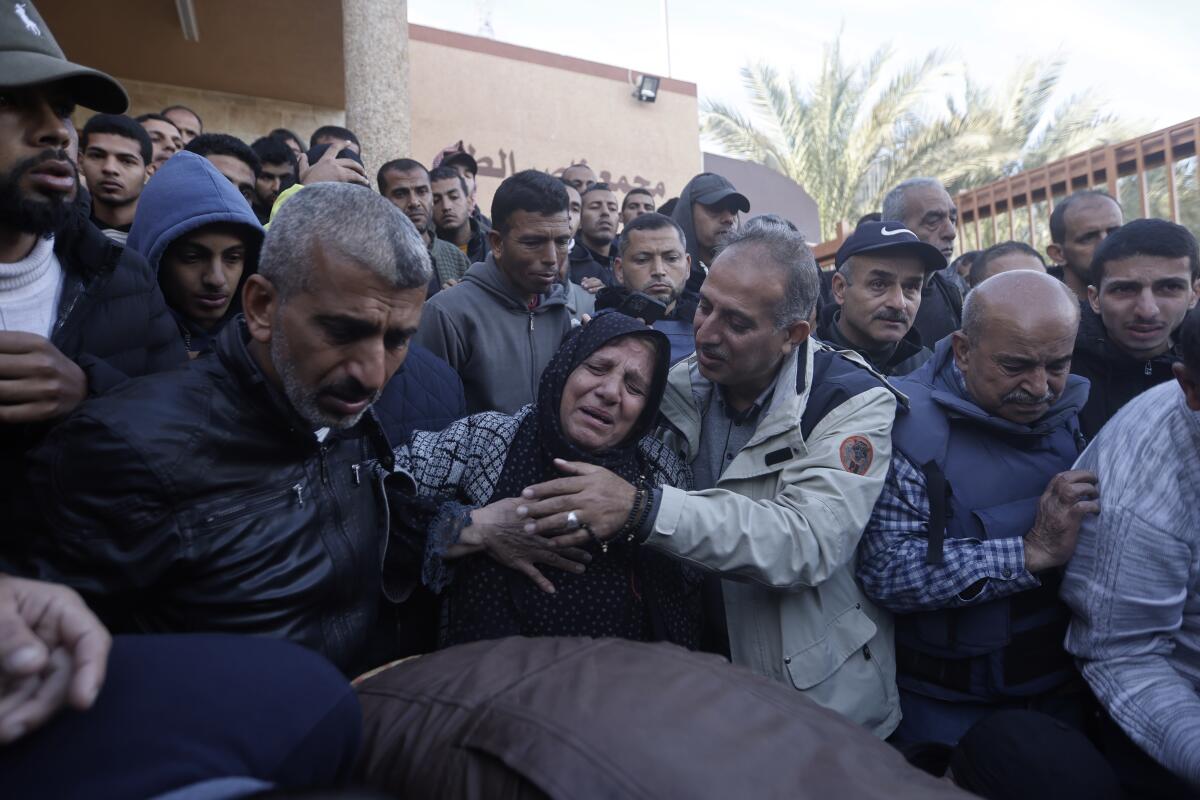 Familiares del cámara de Al Jazeera Samer Abu Daqqa, que murió por un ataque aéreo israelí, 