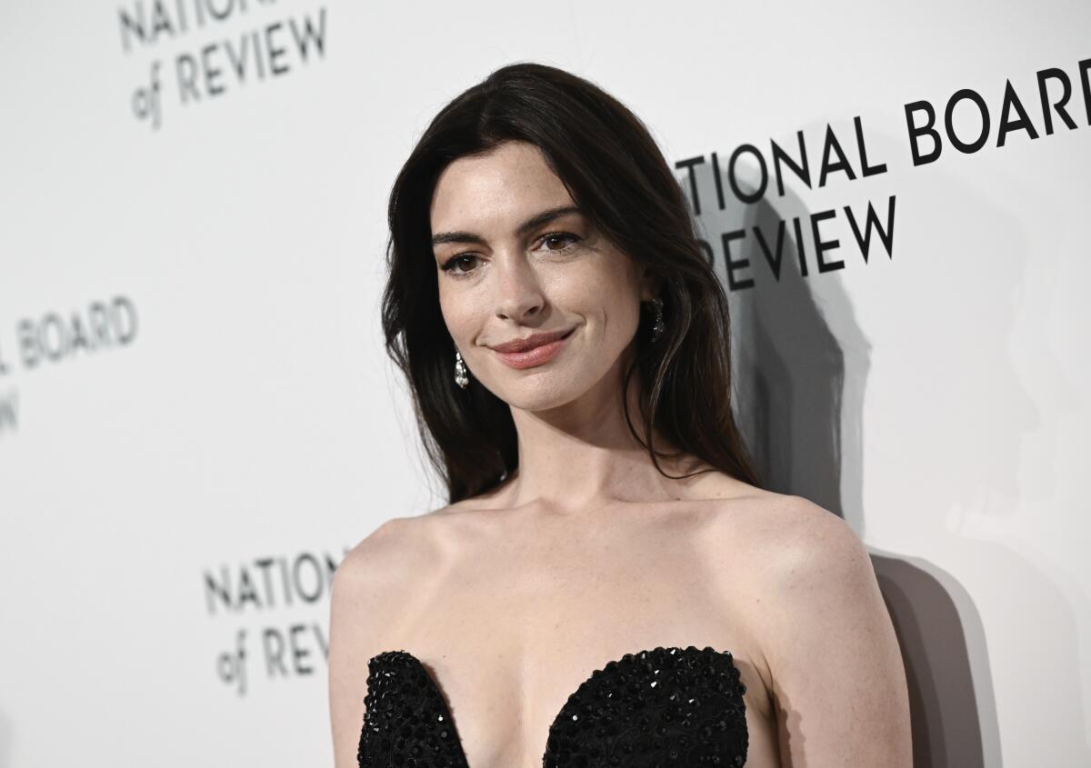 Anne Hathaway casting directors deny 'gross' chemistry tests - Los Angeles Times