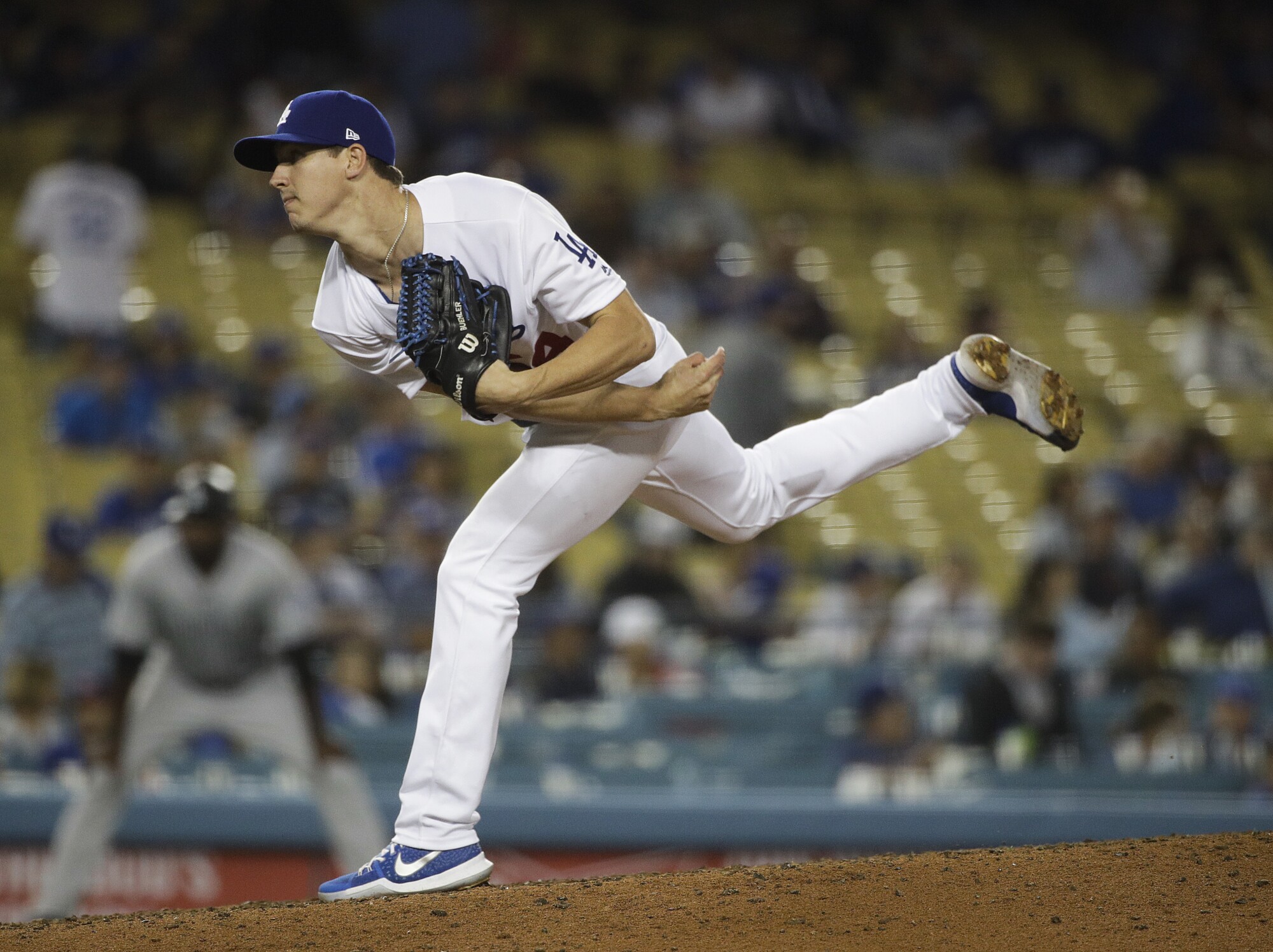 Walker Buehler lança um arremesso contra o Colorado Rockies em 7 de setembro de 2017
