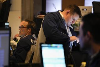 Especialistas accionarios efectúan su trabajo en el piso de remates de la Bolsa de Valores de Nueva York, el miércoles 22 de marzo de 2023. (AP Foto/Seth Wenig)
