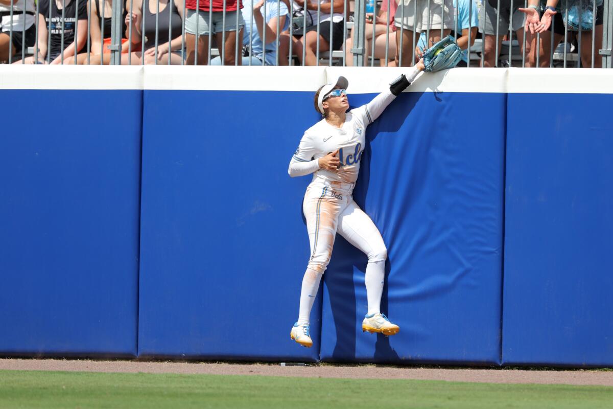 UCLA center fielder Janelle Meoño makes a home-run robbing catch.