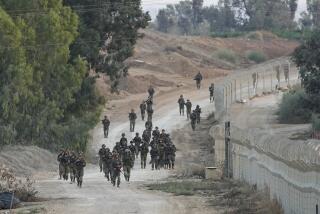 Soldados israelíes vigilan una zona cercana al kibutz Be'eri, en Israel, el miércoles 11 de octubre de 2023. (AP Foto/Ohad Zwigenberg)