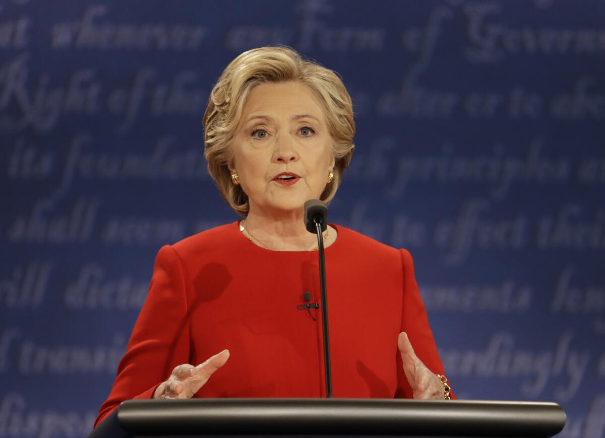 La candidata presidencial demócrata Hillary Clinton hace declaraciones durante el debate con su contrincante republicano Donald Trump en la Universidad Hofstra en Hempstead, Nueva York, el lunes 26 de septiembre de 2016. (AP Foto/Julio Cortez)