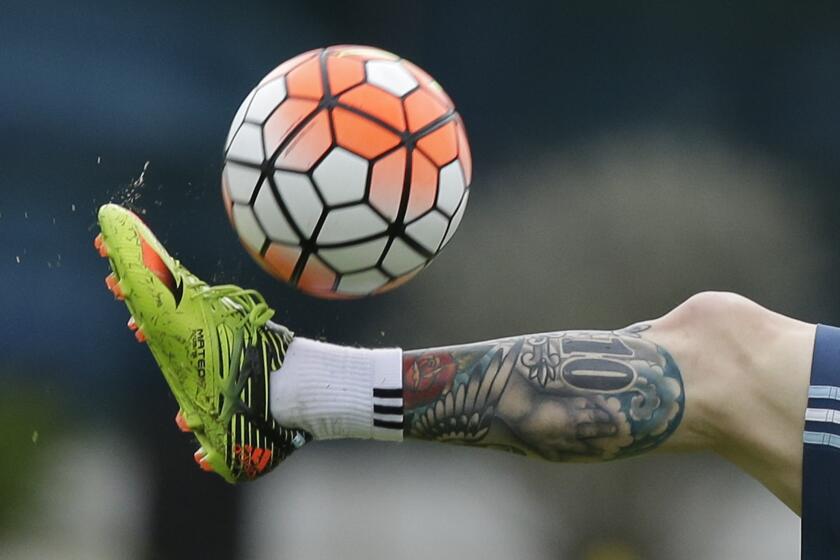 ARCHIVO -En esta foto de archivo del 21 de marzo de 2016, Lionel Messi patea un balón durante un entrenamiento en Buenos Aires (AP Foto/Natacha Pisarenko, archivo)